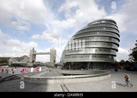 Das Rathaus (R) blickt auf die Tower Bridge (L) in London, Vereinigtes Königreich, 30. Mai 2007. Star-Architekten Sir Norman Foster entwarf das Gebäude im Juli 2002 abgeschlossen. Foto: Andreas Gebert Stockfoto