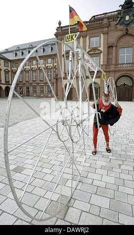 Didi Senft, stellt Designer ungewöhnliche Fahrräder in seinem Teufel Kostüm Reiten seinem Veloziped in Mannheim, Deutschland, 12. Juni 2007. Senft, aka der verrückten Teufel von der Tour de France, erfand und baute die 2,86 Meter hohen Veloziped im Guinnes World Records Buch aufgeführt werden. Foto: Ronald Wittek Stockfoto