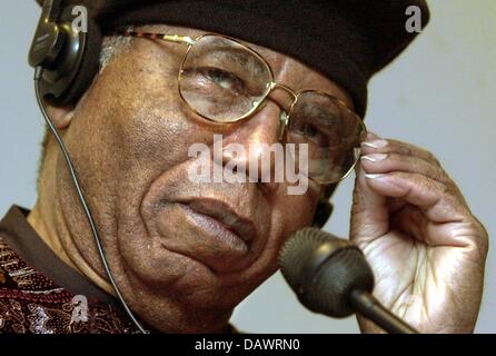 (Datei) - die Datei Bild datiert 12. Oktober 2002 zeigt Man Booker International Prize 2007, nigerianischer Autor Chinua Achebe. Die Jury des Man Booker International Prize kündigt am 13. Juni 2007, die Arbeit der 76 Jahre alte Autor den "modernen afrikanischen Roman" bestimmt. Der 90.000 Euro dotiert halbjährlichen Preis ist ausgezeichnet für das Gesamtwerk eines lebendigen Roman Autors. Foto: Frank kann (Aufmerksamkeit Stockfoto