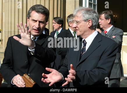 Baden-Württemberg-Ministerpräsident Günther Oettinger (L) und Ungarns Präsident Laszlo Solyom reden miteinander vor das Landesamt in Stuttgart, Deutschland, 12. Juni 2007. Solyom Besuche Stuttgart auf Einladung der Robert Bosch Stiftung eine Rede halten als Teil der Reihe von Vorlesungen über "Bau Europa - Wandel gestalten" von der Stiftung organisiert. Foto: Ber Stockfoto