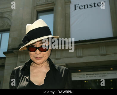 Künstlerin Yoko Ono außerhalb der Kunstgalerie "Kunsthalle Bremen" abgebildet ist, nach dem halten der Eröffnungs-Pressekonferenz über ihre Ausstellung "Yoko Ono: Fenster Fuer Deutschland" in Bremen, Deutschland, 12. Juni 2007. Yoko Ono, Witwe des Mudered Beatle John Lennon wurde in den 1960er Jahren für zahlreiche Aufführungen und Veranstaltungen bekannt. Die Ausstellung zeigt 90 Papiere mit ihren Texten "Anweisungen o Stockfoto
