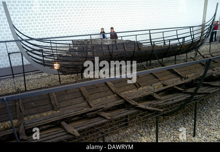 Besucher schauen Wikingerschiffe aus dem 11. Jahrhundert, entdeckt im Roskilde-Fjord im Jahr 1962 in der Schiff-Halle des Museums für Wikingerschiffe in Roskilde, Dänemark, 22. Mai 2007. Schiffbau und Seefahrt der Wikinger sind im Museum präsentiert verfügt über einen eigenen Kai und eine archäologische Werkstatt bietet Wikinger-Schiff Ausflüge mit dem Boot im Sommer. Foto: Maurizio Gambarini