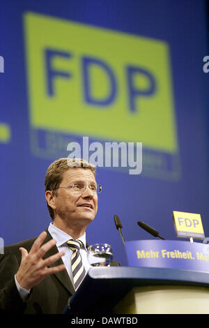 Vorsitzender der Liberalen (FDP) Guido Westerwelle spricht zu den Delegierten Durgin Bundes Parteitag in der Porsche Arena in Stuttgart, Deutschland, 15. Juni 2007. Zum 58. Mal findet die dreitägige Party-Kongress statt. Foto: Marijan Murat Stockfoto