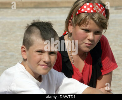Siblings Kira (R) und Leon (L) Heuer Lächeln nach dem Erhalt der Christophorus-Medaille in München, Deutschland, 15. Juni 2007. Beide erhielt die Medaille aus den Händen von Bayerns Ministerpräsident Edmund Stoiber für die Rettung eines jungen, der mit schweren Herzproblemen im Jahr 2005 brach zusammen. Foto: Frank Maechler Stockfoto