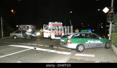 Polizisten sichern die Szene, wo ein junger Mann erschossen wurde, nach jagen ihn Speyer, Deutschland, 16. Juni 2007. Er und sein Kollege floh aus einer Zivil-Streife, als die Jagd schießen eto Tod Polizei abgeholt. Foto: Horst Welke Stockfoto