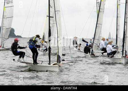 Teilnehmer in der 49er Klasse Regatta konkurrieren bei der Kieler Woche Offshore-Kiel, Germany, 16. Juni 2007. Mehr als 6.000 Seeleute konkurrieren auf 2.000 Jollen und Yachten in 27 Disziplinen. Foto: Christian Hager Stockfoto