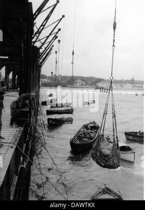 Geographie / Reisen, Togo, Lomé, Hafen, Boote werden verladen, um die Fracht zu wartenden Handelsschiffen zu bringen, 50er Jahre, Zusatzrechte-Abfertungen-nicht verfügbar Stockfoto