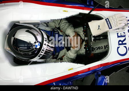 Deutsche Formel1-Fahrer Sebastian Vettel von BMW Sauber in seinem Rennwagen während der Praxis 3-Sitzung auf dem Indianapolis Motor Speedway in Indianapolis, IN, USA, 15. Juni 2007 abgebildet. Vettel ersetzt seinen polnischen Teamkollegen Robert Kubica, die von der FIA medizinischem Personal nicht zu Rennen beraten wurde, nachdem er wie durch ein Wunder seinem schrecklichen Sturz während der letzten Woche Montreal überlebte Stockfoto