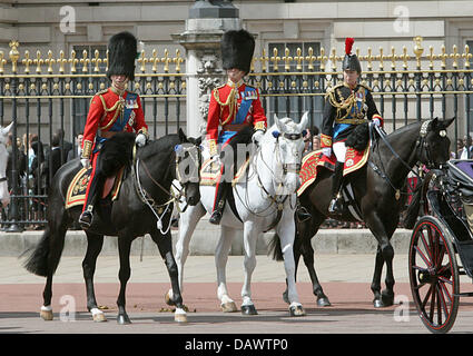 Seine königliche Hoheit Prinz Charles von Wales (L) und Prinzessin Anne, Princess Royal (R) bei der jährlichen Trooping die Farbe-Parade zu Ehren zum Geburtstag der Queen im Buckingham Palace in London, Vereinigtes Königreich, 16. Juni 2007 abgebildet. Foto: Europa-a Königliche drücken Nieboer (Niederlande) Stockfoto