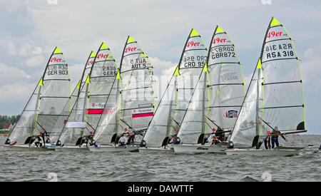 Teilnehmer in der 49er Klasse Regatta konkurrieren bei der Kieler Woche Offshore-Kiel, Germany, 17. Juni 2007. Mehr als 4.200 Segler konkurrieren auf 2.000 Jollen und Yachten in 27 Disziplinen. Foto: Ulrich Perrey Stockfoto