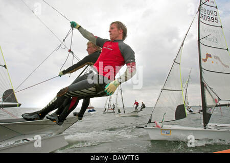 Teilnehmer in der 49er Klasse Regatta konkurrieren bei der Kieler Woche Offshore-Kiel, Germany, 17. Juni 2007. Mehr als 4.200 Segler konkurrieren auf 2.000 Jollen und Yachten in 27 Disziplinen. Foto: Ulrich Perrey Stockfoto