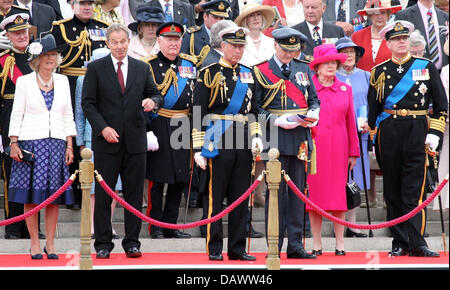 (Vorderreihe L-R) Camilla Duchess of Cornwall, der britische Premierminister Tony Blair, HRH Prinz Charles von Wales, Air Chief Marshal Sir Jock Stirrup, ehemaliger britischer Premierminister Margret Thatcher Baroness of Kesteven und Prinz Andrew Duke of York beobachten die Parade der Veteranen des 25. Jubiläums der Falkland-Inseln-Konflikt in London, Vereinigtes Königreich, 17. Juni 2007. Foto: Niebo Stockfoto