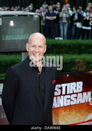 US-Schauspieler Bruce Willis (C) kommt zur Premiere seines Films "Stirb langsam 4.0" in Berlin, Deutschland, 18. Juni 2007. Der Film ist in den deutschen Kinos am 27 Juli. Foto: Jens Kalaene Stockfoto