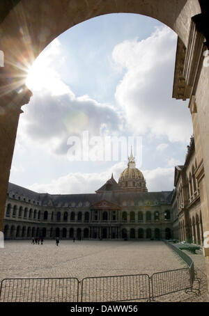 Blick auf den Dom durch das Gericht von der Armee-Museum in Paris, Frankreich, 24. März 2007. Die Kapelle wurde zwischen 1679 bis 1708 von Jules Hardouin-Mansart in der Größenordnung von König Louis XIV. errichtet. Es wurde der Gebäudekomplex hinzugefügt, die als ein Haus und ein Krankenhaus für Alter und unwohl Soldaten diente. Les Ivalides beherbergt heute das Museum der Armee und das Grab von Napoleon Bonaparte Stockfoto