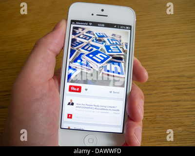 Verbunden-in auf Pinterest social Media und Foto-sharing-app auf weiße iPhone 5 Smartphone weißes iPhone 5 smartphone Stockfoto