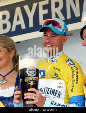 Deutsche Radsport-Profi Stefan Schumacher Team Gerolsteiner Jubel Sieg der 4. Etappe des Bayerischen Tour in Rothenburg Ob der Tauber, Deutschland, 2. Juni 2007. Foto: Felix Heyder Stockfoto