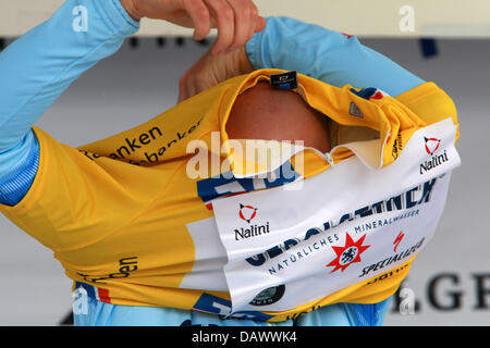 Deutsche Radsport-Profi Stefan Schumacher Team Gerolsteiner setzt auf das gelbe Trikot nach dem Sieg der 4. Etappe des Bayerischen Tour in Rothenburg Ob der Tauber, Deutschland, 2. Juni 2007. Foto: Felix Heyder Stockfoto