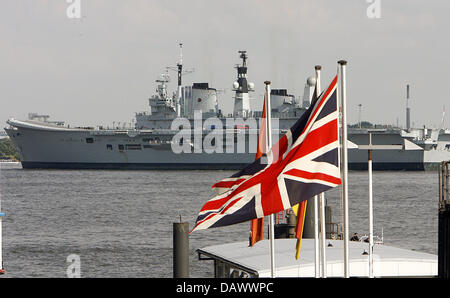 Der britische Flugzeugträger HMS Ark Royal kommt in Hamburg, Deutschland, 30. Mai 2007. Der Träger ist auf dem Weg nach Portsmouth (Großbritannien) mit nur einem Teil der 1071-Männer-Crew. Foto: Maurizio Gambarini Stockfoto