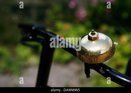 Antik Messing Fahrradklingel auf einem Fahrrad-Lenker. Stockfoto