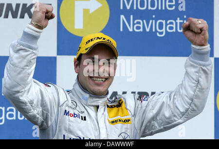 Englische DTM ("Deutsche Tourenwagen Masters, lit.:"Deutsche Tourenwagen Masters") pilot Gary Paffett Team"Laureus AMG Mercedes"feiert seinen Sieg auf dem Podium nach dem DTM-Rennen in der Motorsportarena in Oschersleben, Deutschland, 6. Mai 2007. Foto: Jens Wolf Stockfoto