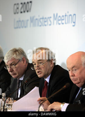 Michael Sommer (L) Vorsitzender des deutschen Bundes der Gewerkschaftsbund (DGB), John Evans (C) der Generalsekretär des Trade Union Advisory Committee der OECD (TUAC) und John Sweeney Vorsitzenden der amerikanischen Union AFL-CIO, abgebildet auf einer Presse Messe anlässlich des G8-Labour Minister treffen in Dresden, Deutschland, 7. Mai 2007. Die Konferenz zielt darauf ab, die soziale Dimension zu erörtern Stockfoto