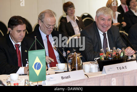 Brasilianischen Minister für soziale Angelegenheiten Luiz Marinho (L), Michael Sommer (R) Vorsitzender des deutschen Bundes der Gewerkschaftsbund (DGB), John Evans (C) der Generalsekretär der gewerkschaftlichen Beratungsausschuss, der OECD (TUAC) abgebildet auf einer Presse Messe anlässlich des G8-Labour Minister treffen in Dresden, Deutschland, 7. Mai 2007. Die Konferenz zielt darauf ab, die soziale di diskutieren Stockfoto