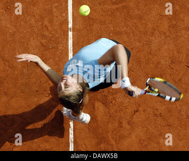 Russische Tennisspielerin dient professionellen Nadia Petrova während einer Trainingseinheit auf der Qatar Telecom German Open in Berlin, Deutschland, 8. Mai 2007. Foto: Wolfgang Kumm Stockfoto