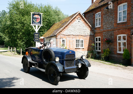 Vintage Leyland motor Auto ein Pub Schild vorbei. Stockfoto