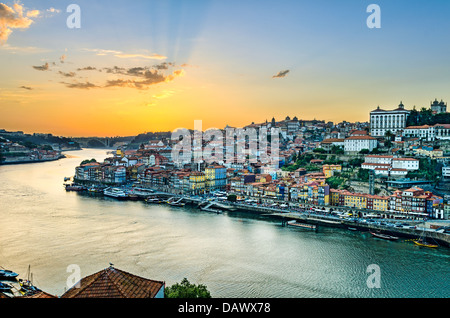 Blick auf die Altstadt von Porto, Portugal während des Sonnenuntergangs Stockfoto