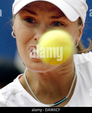 Schweizer Tennisprofi Martina Hingis während ihr abgebildeten Zweitrunden-match gegen Katerina Bondarenko aus der Ukraine bei den Qatar Telecom German Open im Steffi-Graf-Stadion in Berlin, Deutschland, 9. Mai 2007. Hingis gewann das Match 7: 5 und 7: 6. Foto: Wolfgang Kumm Stockfoto