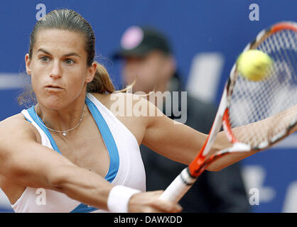 Französischer Tennis pro Amelie Mauresmo kehrt eine Kugel in ihrem zweiten Vorrundenspiel gegen chinesische Zi Yan bei den Qatar Telecom German Open im Steffi-Graf-Stadion in Berlin, Deutschland, 9. Mai 2007. Foto: Wolfgang Kumm Stockfoto