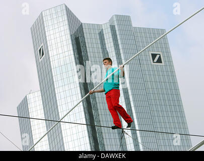 Hochseil-Künstler Alexander Weisheit auf dem Hochseil über die "Openplatz führt"-Vorplatz der Deutsche Bank-Hochhäuser in Frankfurt Main, Deutschland, 10. Mai 2007. Die Vorbereitungen für das Frankfurt Wolkenkratzer Festival laufen auf Hochtouren. Fast 1 Million Besucher dürften für das Festival findet an diesem Wochenende 12/13. Mai 2007. Foto: Arne Dedert Stockfoto