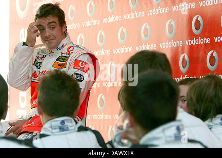 Spanisch-Formel-1-Fahrer Fernando Alonso von McLaren Mercedes spricht mit jungen Kart-Fahrer bei der "Spanien Kart Challenge" an der Rennstrecke "Circuit de Catalunya" in Barcelona in der Nähe von Barcelona, Spanien, 10. Mai 2007. Die Formel 1 Grand Prix von Spanien findet am Sonntag, 13. Mai 2007. Foto: CARMEN JASPERSEN Stockfoto