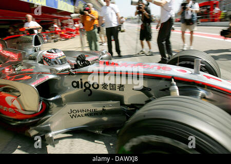 Spanisch-Formel-1-Fahrer Fernando Alonso von McLaren Mercedes beendet seine Rennwagen aus der Box während das erste Training auf der Rennstrecke "Circuit de Catalunya" in der Nähe von Barcelona, Spanien, 11. Mai 2007. Die Formel 1 Grand Prix von Spanien findet statt am 13. Mai. Foto: CARMEN JASPERSEN Stockfoto