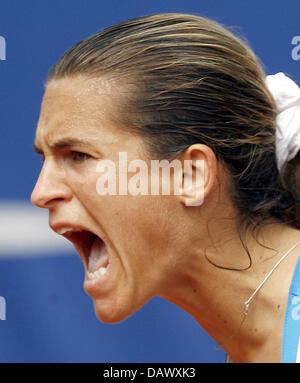 Französischer Tennis schreit pro Amelie Mauresmo verzweifelt nach dem Verlust gegen ukrainische Vakulenko mit 2-6, 6-1 und 2-6 während der Qatar Telecom German Open in Berlin, Deutschland, 11. Mai 2007. Foto: Wolfgang Kumm Stockfoto