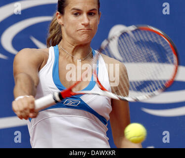 Französische Tennisprofi Amelie Mauresmo Rückhand Durgin ihr Match gegen ukrainische Julia Vakulenko in Qatar Telecom German Open in Berlin, Deutschland, 11. Mai 2007 zerschlägt. Vakulenko besiegte Mauresmo 2-6, 6-1, 6-2. Foto: Wolfgang Kumm Stockfoto