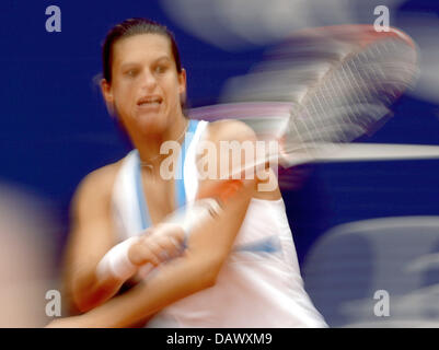 Französische Tennisprofi Amelie Mauresmo in ihrem Match gegen ukrainische Julia Vakulenko in Qatar Telecom German Open in Berlin, Deutschland, 11. Mai 2007 abgebildet. Vakulenko besiegte Mauresmo 2-6, 6-1, 6-2. Foto: Wolfgang Kumm Stockfoto