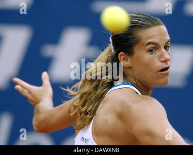 Französischer Tennis pro Amelie Mauresmo Sretches um den Ball in ihrem Match gegen ukrainische Julia Vakulenko in Qatar Telecom German Open in Berlin, Deutschland, 11. Mai 2007. Vakulenko besiegte Mauresmo 2-6, 6-1, 6-2 und bewegt sich bis zum Viertelfinale. Foto: Wolfgang Kumm Stockfoto