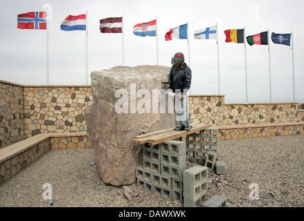 Ein afghanischer arbeitet an einem Denkmal für die gefallenen Soldaten der ISAF (Interational Security Assistance Force) in Afghanistan Mazar-i-mit Dienstag, 20. Februar 2007. Foto: Rainer Jensen Stockfoto