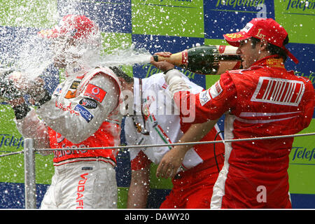 Ersten platzierten brasilianischer Formel-1 pilot Felipe Massa (R) von Ferrari und zweite platzierte britischer Formel-1 pilot Lewis Hamilton (L) von McLaren Mercedes nach dem Grand Prix von Spanien beim Rennen auf dem Podium feiern track "Circuit de Catalunya" in Barcelona in der Nähe von Barcelona, Spanien, Sonntag, 13. Mai 2007. Foto: JENS Büttner Stockfoto