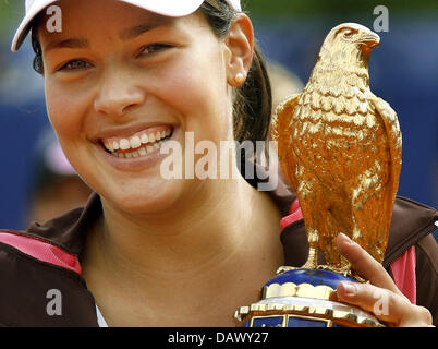 Serbische Tennis präsentiert pro Ana Ivanovic glücklich ihre Trophäe nach dem Finale der Qatar Telecom German Open in Berlin, Deutschland, 13. Mai 2007. Ivanovic besiegten russische Kuznetsova, 3-6, 6-4 und 7-6. Foto: Wolfgang Kumm Stockfoto