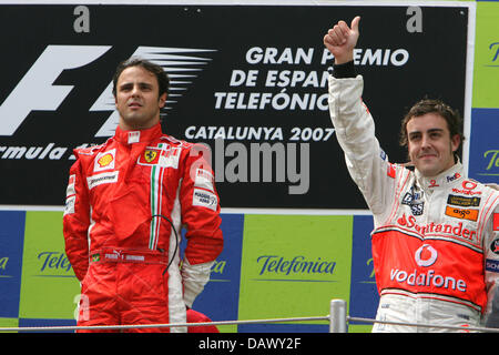 Erstplatzierten brasilianischer Formel-1 pilot Felipe Massa (R) von Ferrari und Drittplatzierten spanischen Formel-1-Fahrer Fernando Alonso von McLaren Mercedes auf dem Podium zu feiern, nach dem Grand Prix von Spanien in das Rennen verfolgen "Circuit de Catalunya" in Barcelona in der Nähe von Barcelona, Spanien, Sonntag, 13. Mai 2007. Foto: JENS Büttner Stockfoto