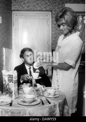 Essen und Getränke, Tee, Paar mit Frühstück, Frau serviert Tee, um 1960, zusätzliche-Rechte-Clearenzen-nicht verfügbar Stockfoto