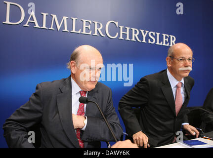 DaimlerChrysler-CEO Dieter Zetsche (R) und Leiter der Finanzinvestor Cerberus Capital, John Antwort Journalisten Fragen Hauptquartier der Mercedes-Benz in Stuttgart, Deutschland, 14. Mai 2007. Später kündigte die Manager die Übernahme der Mehrheit der US-amerikanischen Automobilhersteller Chrysler von Investor Cerberus. Cerberus kauft 80,1 Prozent an der Gesellschaft. Stockfoto