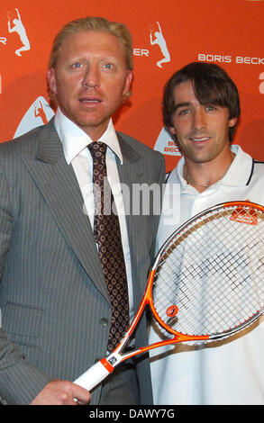 Ehemaliger Tennis-Profi Boris Becker (L) und dem deutschen Davis Cup-Spieler Benjamin Becker stellen während der Präsentation der neuen Kollektion "Boris Bekcer" (BB) Tennis in Hamburg, Deutschland, 14 Mai 2007. Die BB-Sammlung umfasst Taschen, Schläger und funktioneller Sportbekleidung. Foto: Wolfgang Langenstrassen Stockfoto