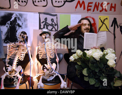 Leistung und Aktion Künstler Jonathan Meese salutiert inmitten seiner extravaganten Installation "The Chambers des Horros von Dr. Erzmarx" am Geburtsort von Karl Marx in Trier, Deutschland, 15. Mai 2007.  Die Ausstellung läuft bis zum 31. August 2007. Foto: Harald Tittel Stockfoto