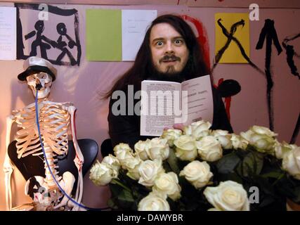 Leistung und Aktion Künstler Jonathan Meese hält das Kommunistische Manifest in seinen Händen inmitten seiner extravaganten Installation "The Chambers des Horros von Dr. Erzmarx" am Geburtsort von Karl Marx in Trier, Deutschland, 15. Mai 2007.  Die Ausstellung läuft bis zum 31. August 2007. Foto: Harald Tittel Stockfoto