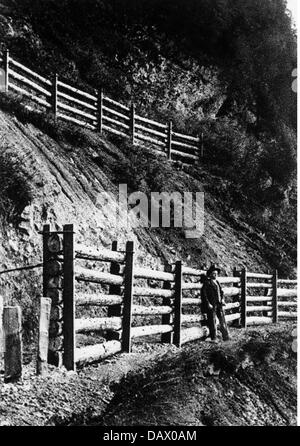 Katastrophen, Lawinen, Prävention, Lawinenbarrieren, Schutzwände aus Rundholz, Schweiz, 1930er Jahre, Additional-Rights-Clearences-not available Stockfoto