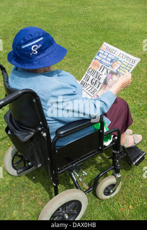 90-jährige Frau, die leichte Kleidung trägt, um sich vor einer Hitzewelle auf der Titelseite von Daily Express zu schützen. UK Stockfoto