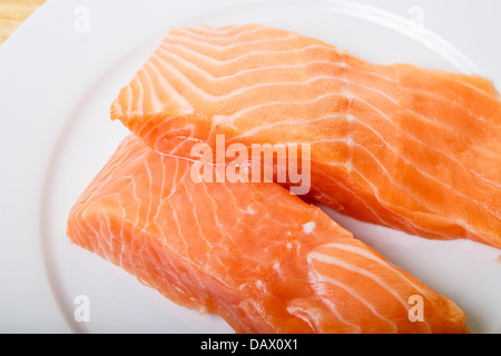 Zwei frische, rohe Atlantik Lachsfilets Stockfoto